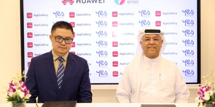 His Excellency Saif Humaid Al Falasi, Group CEO, ENOC and Peak Yin, UAE Country Manager of Huawei Consumer Business Group